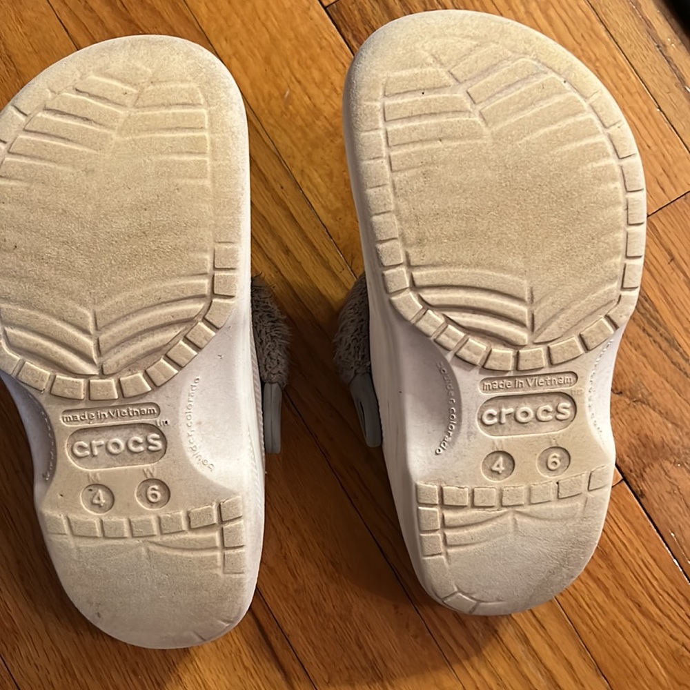 Crocs White host pick fur-lined Crocs Womens 6 GUC - Picture 6 of 11